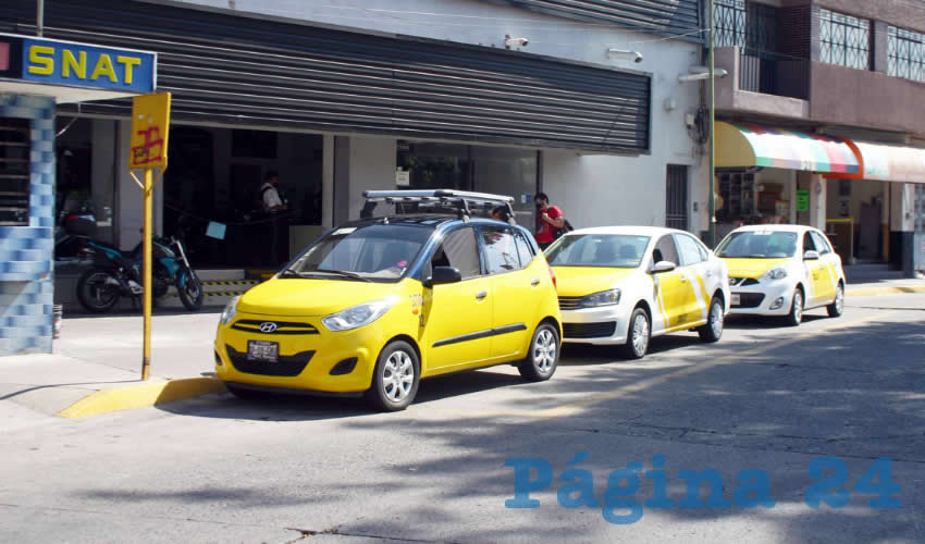 Desde ayer temprano usuarios denunciaron precios excesivos en el servicio tradicional de taxis amarillos: hubo casos en que en distancias no tan largas los costos de los viajes oscilaron entre los 150 o 250 pesos, lo que dejó de lado la “tarifa solidaria” que pidió el gobernador Enrique Alfaro/Fotos: Francisco Tapia