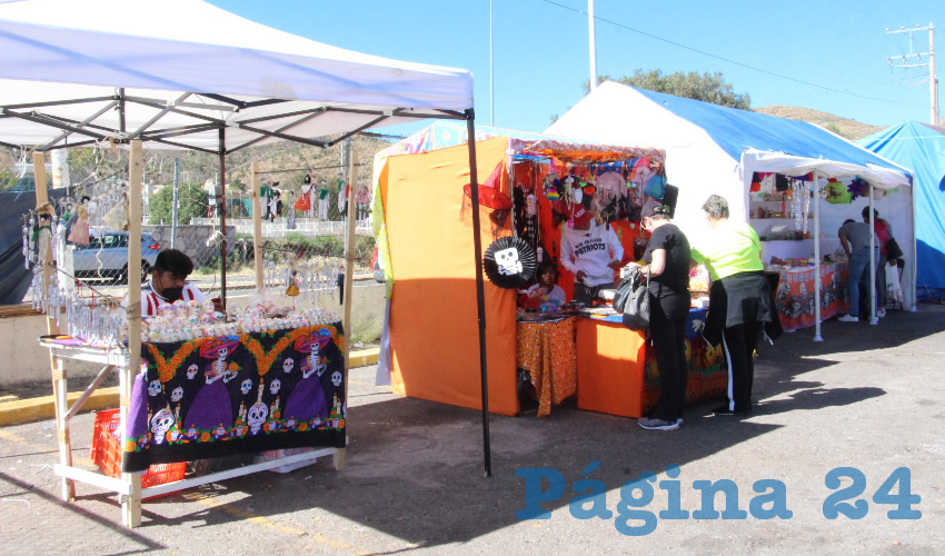 En este año es notoria la participación de una cantidad menor de tianguistas que cada año se instalan en este tipo de comercio, toda vez que para respetar las medidas sanitarias, el permiso fue para un grupo reducido de comerciantes, puesto que en ediciones pasadas se instalaban hasta unos 130 tianguistas, ahora son casi 20 (Foto: Rocío Castro)