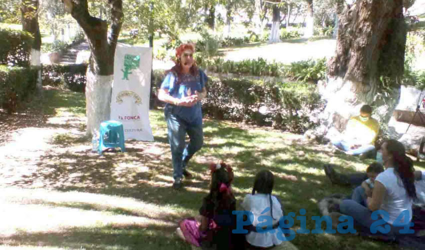 En una de las jardineras del Parque Enrique Estrada se realizó la inauguración de temporada del Foro Permanente de Narración Oral (Foto: Óscar Domínguez Caldera)