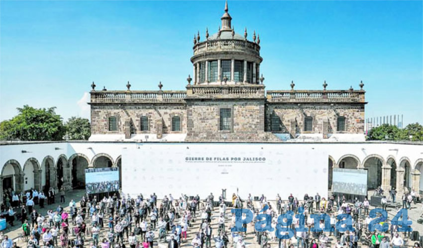 El gobernador y las autoridades sanitarias han pedido en múltiples ocasiones evitar las aglomeraciones y no tener reuniones de más de 10 personas, pero Alfaro no predica con el ejemplo. El 26 de octubre, en el patio del Instituto Cultural Cabañas, convocó al menos a 200 personas, para amagar al gobierno federal con salirse del pacto/Foto: Especial
