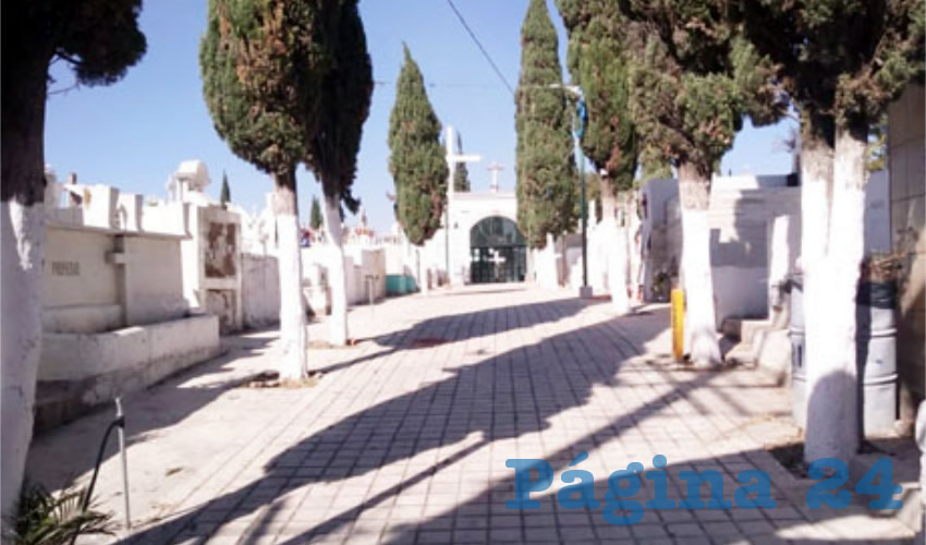 Puertas cerradas. Esta escena, junto a la de los pasillos desiertos, se vivió en los panteones municipales, en el día en que debían estar más concurridos. El gobierno estatal sacrificó el 2 de noviembre de 2020 en aras de detener la expansión del COVID-19/Foto: Francisco Tapia