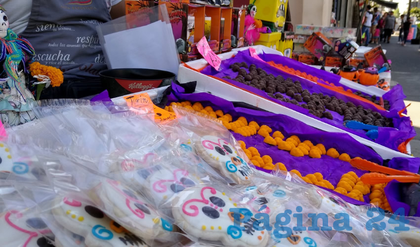 “Con lo del botón en el Parque Morelos no nos dejaron trabajar ni 31 y 1 y casi toda la mercancía se nos quedó, y pues nos tuvimos que mover para tener más flujo de gente; sin embargo, sólo algunos ciudadanos compraban, lamentó uno de los comerciantes/Foto: Francisco Tapia