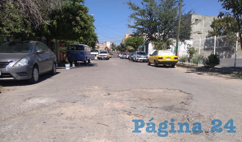 Aunque está en un estado lamentable, la calle Alberca es muy transitada debido a la cercanía que tiene con la policía municipal de Tonalá y con el centro de validación del gobierno del estado; al menos por esto cabría repararla, tronaron los vecinos del lugar/Foto: Francisco Tapia