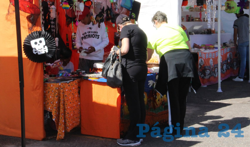 De acuerdo con vendedores de disfraces, este año la venta de la gran variedad de prendas que ofrecen para esta temporada no fue benéfica para quienes esperaban esta fecha para aumentar sus ingresos monetarios (Foto: Rocío Castro)