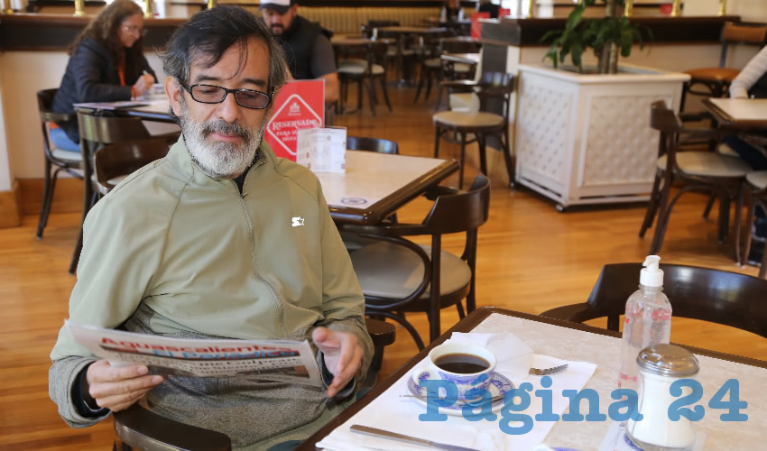 En Sanborns Francia desayunó Fernando Acosta Riveros, redactor de revistas de la Universidad de Guadalajara