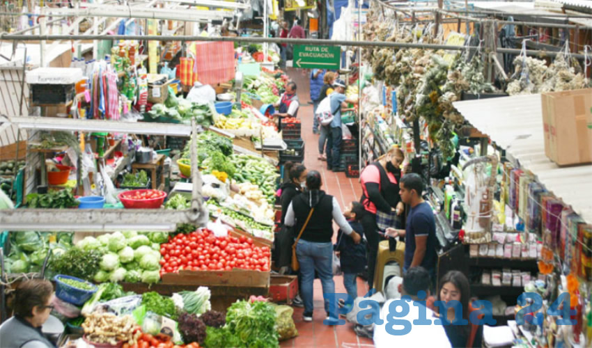 Locatarios del mercado San Juan de Dios llamaron a sus compañeros a respetar las medidas de seguridad sanitaria, y a la autoridad, para facilitarles el trabajo y así, tener al menos una posibilidad de cerrar el año sin pérdidas económicas/Foto: Francisco Tapia