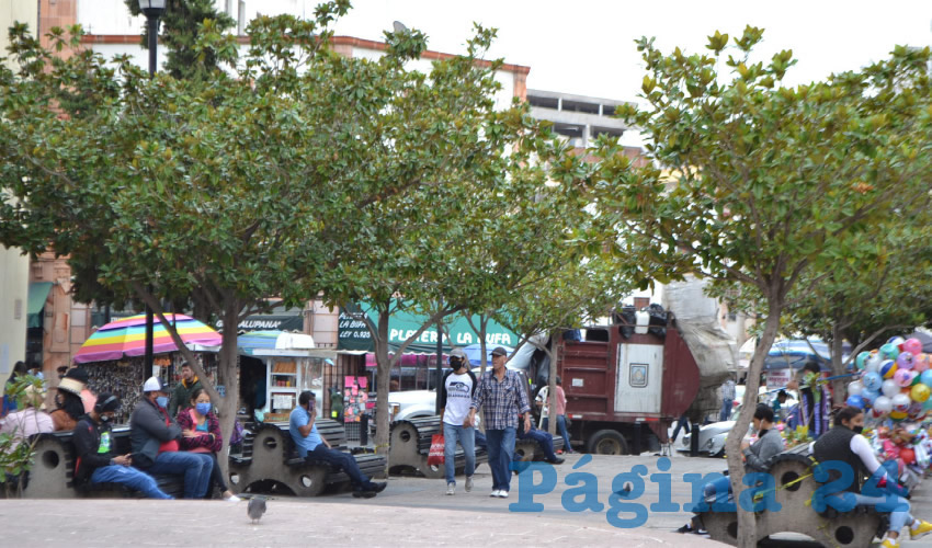 En reiteradas ocasiones han sido colocadas cintas amarillas y anuncios en los que se advierte que está prohibido hacer uso de bancas como en la Plazuela de Zamora, Jardín Independencia, Portal de las Flores, Plazuela Genaro Codina y Portal de Rosales, entre otros espacios (Foto: Merari Martínez )