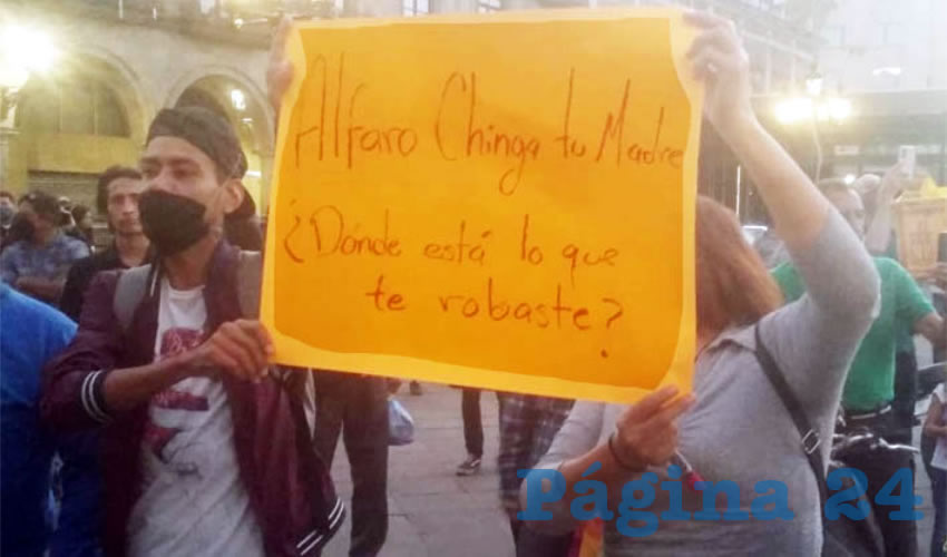 “Cabrón, asesino, desgraciado… ratero, ratero, ratero… hijo de la chingada… una porra para el gobernador… Enrique Alfaro, chingas a tu madre… Puto Alfaro… pinche pelón”, se escuchaba durante la manifestación afuera de Palacio de Gobierno/Fotos: Francisco Tapia