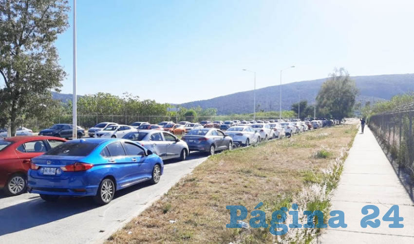Decenas de conductores de redes de transporte se reunieron en las afueras del estado Akron, desde donde pretendían salir con rumbo al centro de la ciudad capital para generar presión contra la arbitraria medida de impedirles trabajar, pero no fue necesario: el gobierno estatal dijo que sí podrían transitar/Foto: Cortesía