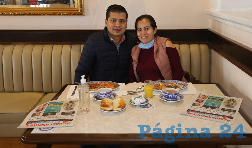 Adri&aacute;n Saucedo y Brenda P&eacute;rez compartieron el pan y la sal en Sanborns Francia
