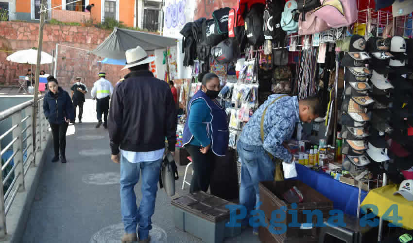 El puente peatonal que une ambos lados del Bulevar Metropolitano, desde la Plaza Bicentenario hasta la Plaza de la capilla del Niño de Atocha, cada vez alberga más comercios que representan una opción de empleo para varias familias (Foto: Merari Martínez)