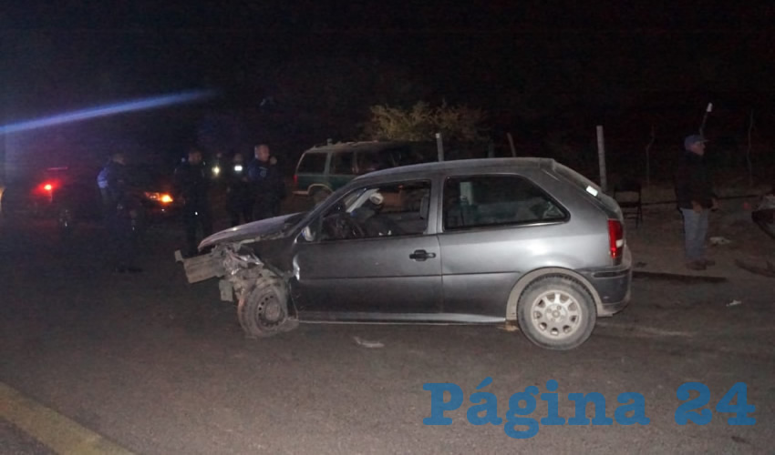 El carro Volkswagen Pointer, que fue colisionado por el Tsuru en su parte frontal