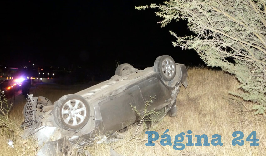 El auto Mazda gris se volcó muy cerca del Centro de Convenciones de la Isla San Marcos