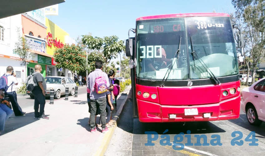 El segundo fin de semana de “parón de actividades” se vivió casi como el primero: con cientos de jaliscienses esperando largos minutos a que pasara el camión; quienes por fin lo tomaban se terminaban aglomerando al interior de las unidades/Fotos: Francisco Tapia