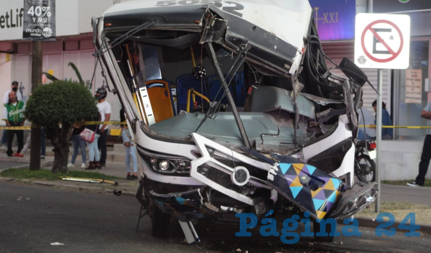 Severos da&ntilde;os tambi&eacute;n present&oacute; el cami&oacute;n de pasajeros Volkswagen con matr&iacute;cula 06-AAA-7A y n&uacute;mero econ&oacute;mico 5082, que conduc&iacute;a Manuel Antonio Pedroza Gonz&aacute;lez, de 28 a&ntilde;os