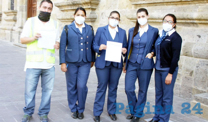 En representación de sus compañeros, un grupo de empleados de Interjet se plantó afuera de Palacio de Gobierno para pedir apoyo al gobierno estatal y así subsistir, pues en la empresa –que atraviesa por problemas legales– no les han pagado desde hace dos meses, y aun así siguen trabajando/Foto: Francisco Tapia