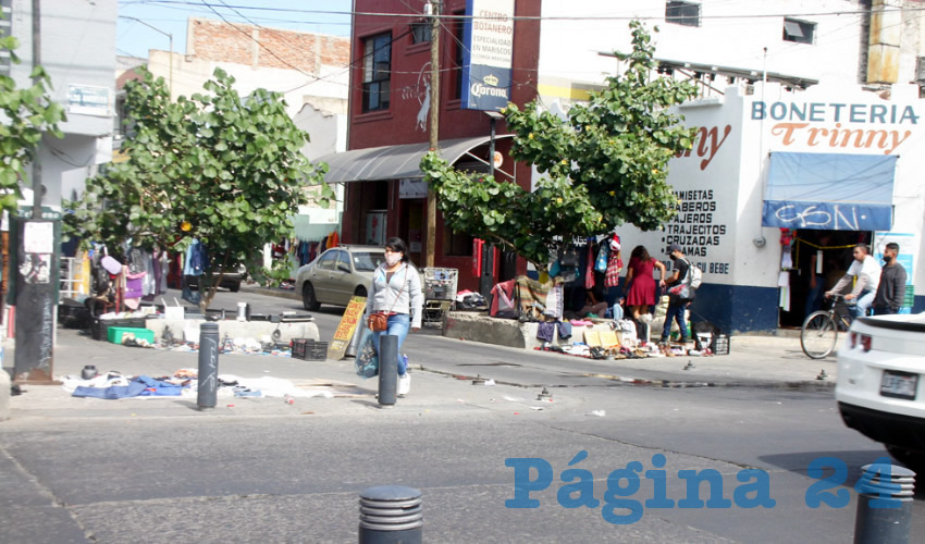 Como si fuera la Calzada Independencia, se venden objetos usados en las banquetas de avenida Los Ángeles, todo con la complacencia de autoridades municipales, pues la gente se instala, bloquea los negocios debidamente instalados, y nadie les dice nada/Foto: Francisco Tapia