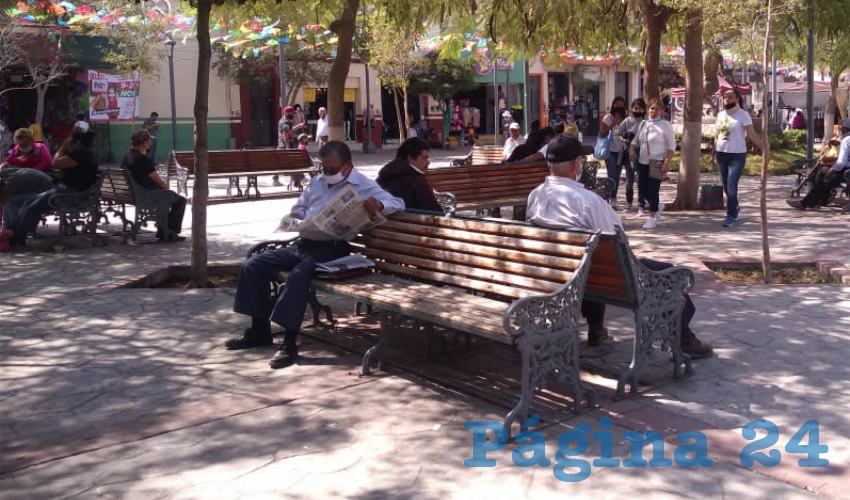Las autoridades han llamado a la población a evitar concentrarse en espacios públicos, a mantener la sana distancia y a usar cubrebocas, al parecer en la plaza principal de Tonalá esto queda en el olvido; incluso han quitado las cintas de las bancas para poder sentarse/Foto: Francisco Tapia