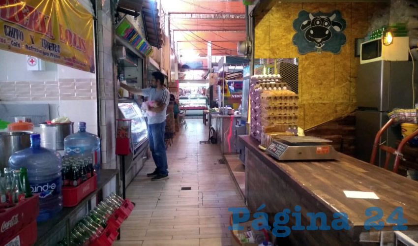 “Ahora con esto de que nos cerraron los dos fines de semana no tenemos ni para pagar los gastos de agua, de luz, renta, hasta que nos corran, las deudas no esperan”, lamentó una de las locatarias del mercado municipal ubicado frente a la presidencia de Tonalá/Foto: Francisco Tapia