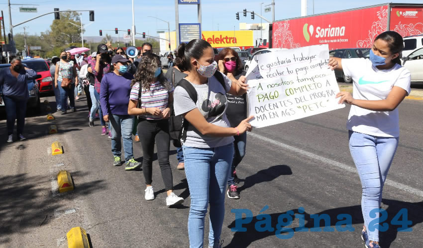 Maestros de escuelas de tiempo completo exigen su pago 