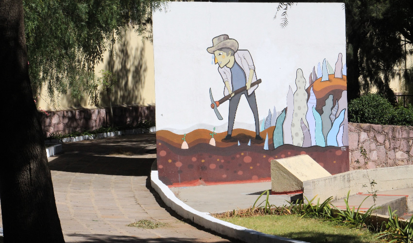 Uno de los murales fue hecho por la artista plástica Anael Tritura, en el que plasmó a un agricultor desempeñando sus labores (Foto: Rocío Castro Alvarado)