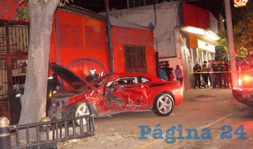 El ebrio Ulises Romo Martínez, de 21 años de edad, estrelló su carro Chevrolet Camaro contra la protección de una jardinera, un árbol y el portón del negocio Arte en Forja