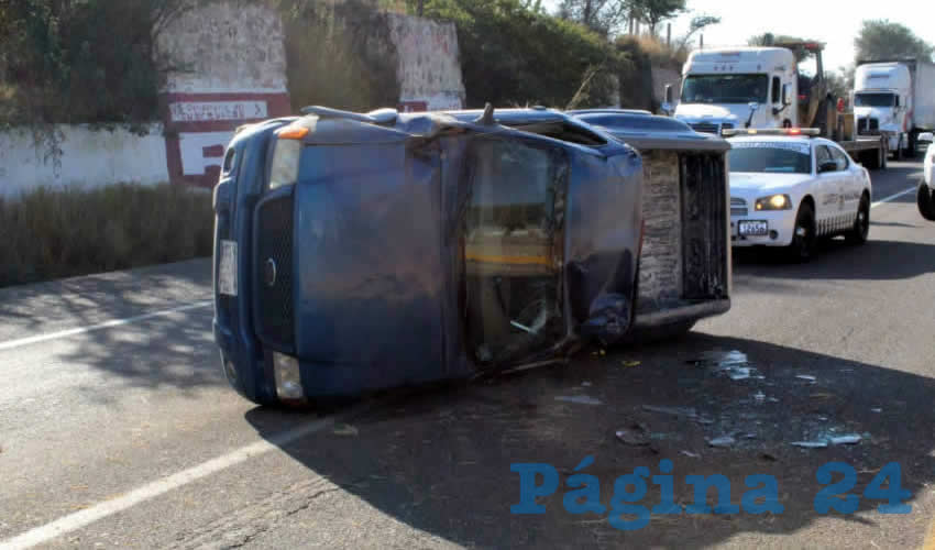 La Ford Ranger volcó cerca del entronque con el libramiento a Calvillo