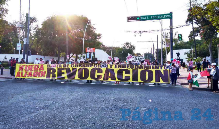 Decenas de personas se manifestaron para exigir la salida de Enrique Alfaro como gobernador; que al menos cumpla con realizar consulta sobre si permanece o no como mandatario, pues a dos años de asumir, Jalisco enfrenta graves problemas de seguridad pública, de salud y medio ambiente, entre otros pendientes/Foto: Elizabeth Ríos Chavarría