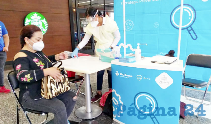 Plaza Forum, ubicada en los límites de Tlaquepaque y Guadalajara, es uno de los nueve puntos de afluencia donde el gobierno del estado instaló módulos para detectar casos positivos de COVID-19. Para ello, se pedía a una de cada 10 personas realizarse la prueba/Foto: Francisco Tapia
