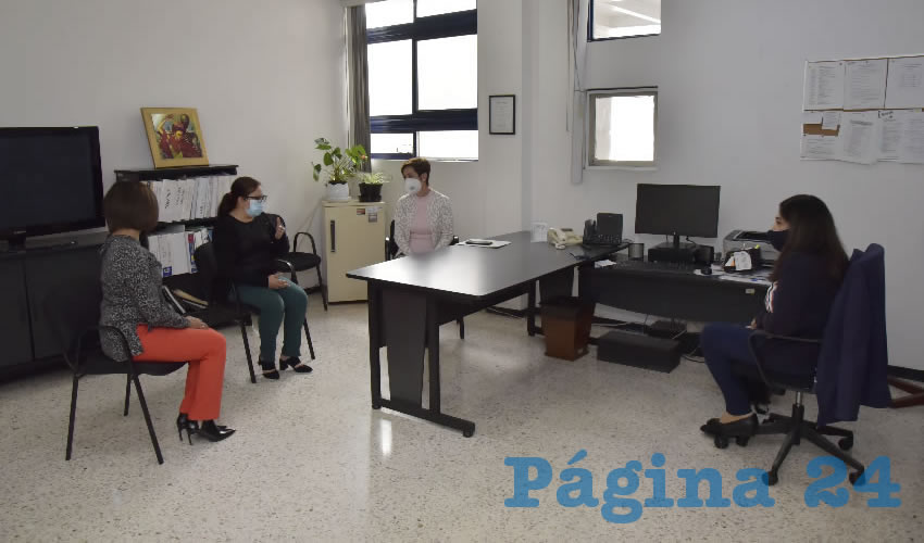 La presidenta del DIF Estatal, Yolanda Ramírez de Orozco, recibió en las instalaciones del Centro de Rehabilitación e Integración Social a personal del DIF Nacional