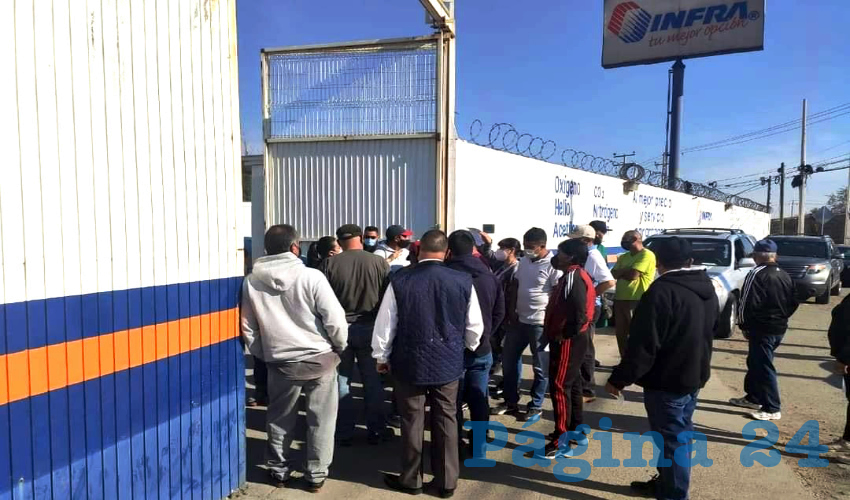 Durante este fin de semana se registraron aglomeraciones a las afueras de un establecimiento que se dedica a la venta de tanques con oxígeno medicinal, debido a que por el puente, los clientes previeron el suministro para no quedarse sin este insumo fundamental para los enfermos de COVID-19 (Foto: Cortesía)