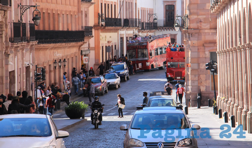 Durante el fin de semana, por las principales calles del Centro Histórico de Zacatecas se pudieron observar muchos grupos de personas que paseaban por lo ciudad, escenas que no se habían visto por lo menos durante los últimos ocho meses de pandemia (Foto: Rocío Castro Alvarado)