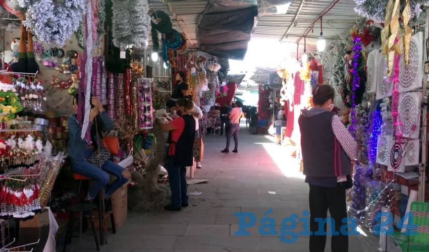 Las ventas están bajas en esta tradicional instalación ubicada en El Refugio; a esto se agrega el asedio de amantes de lo ajeno, que acechan a quienes acuden al lugar y a los comerciantes instalados, quienes exigen más patrullaje de la policía tapatía/Foto: Francisco Tapia