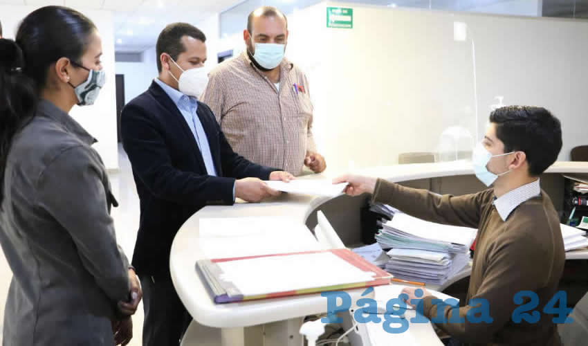 En conjunto con Mónica Rodríguez Bugarín, coordinadora de la cartera de Asuntos Laborales; Juan Luis Santos de la Cruz, de la cartera de Admisión, Adscripción y Promoción, y el representante legal del sindicato, presentó el documento de emplazamiento ante la Junta Local de Conciliación y Arbitraje (Foto: Cortesía)