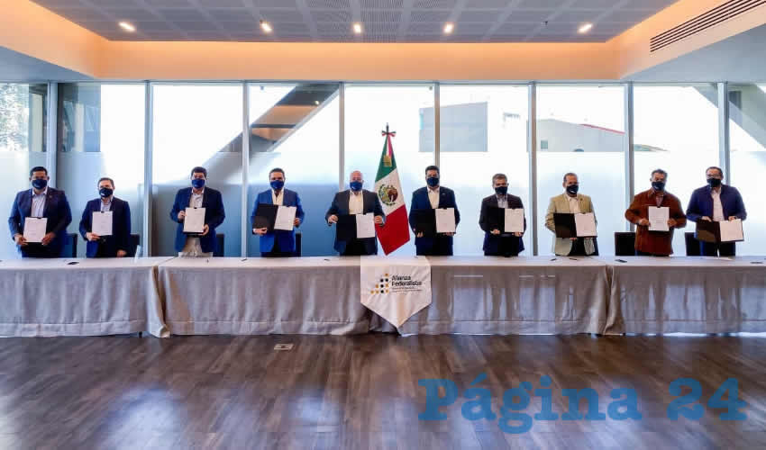 Los gobernadores aliancistas firmaron la controversia constitucional para impugnar la extinción de 109 fideicomisos que el Gobierno de la República plantea a partir del próximo paquete presupuestal/Foto: Cortesía
