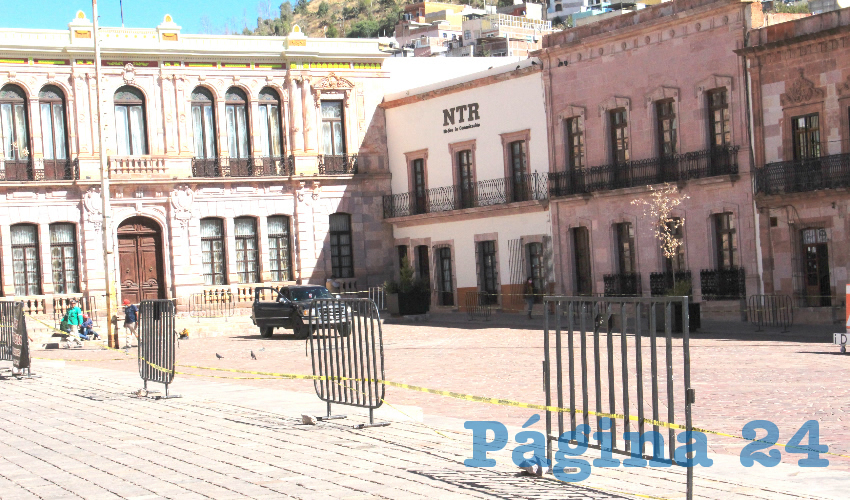 Después que el pasado fin de semana el turismo incrementó en las principales calles y plazas del Centro Histórico, ante ello, en días pasados el gobierno estatal fue cerrando uno a uno los espacios públicos a fin de evitar aglomeraciones de gente y con ello contagios por COVID-19 (Foto: Rocío Castro Alvarado)
