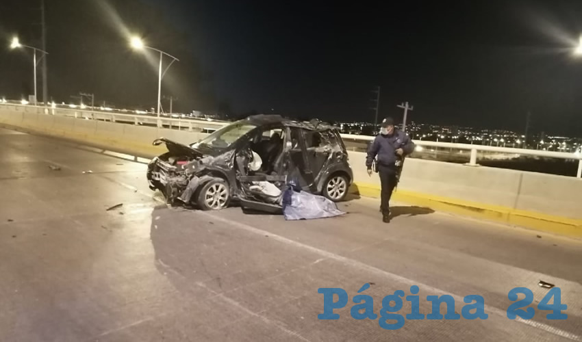 Así quedó la víctima, afuera del automóvil Nissan March negro, en bulevar a Zacatecas, cruce con avenida Siglo XXI