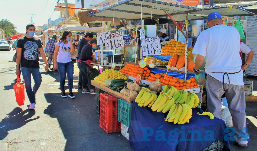 Tianguis funcionan sólo con productos perecederos y comida (Foto: Juan Fernando Reyes Ortega)