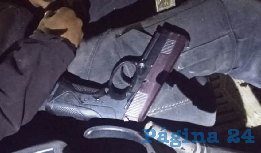 El cadáver del hampón, aún no identificado, y la pistola que portaba