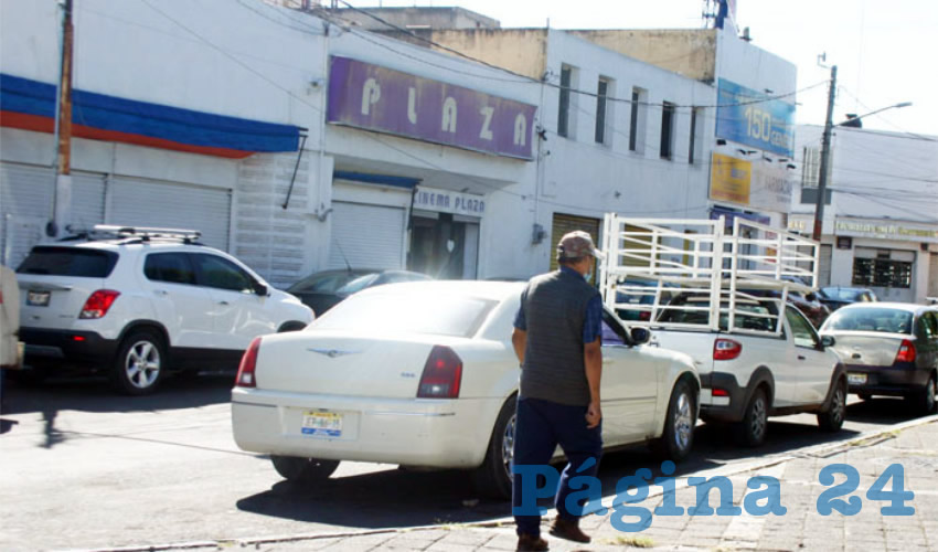 En ninguna parte dice que está prohibido dejar el carro en este lugar; sin embargo trabajadores del ayuntamiento ya agarraron de bajada a quienes osen hacerlo. El mentado folio es de miles de pesos/Foto: Francisco Tapia