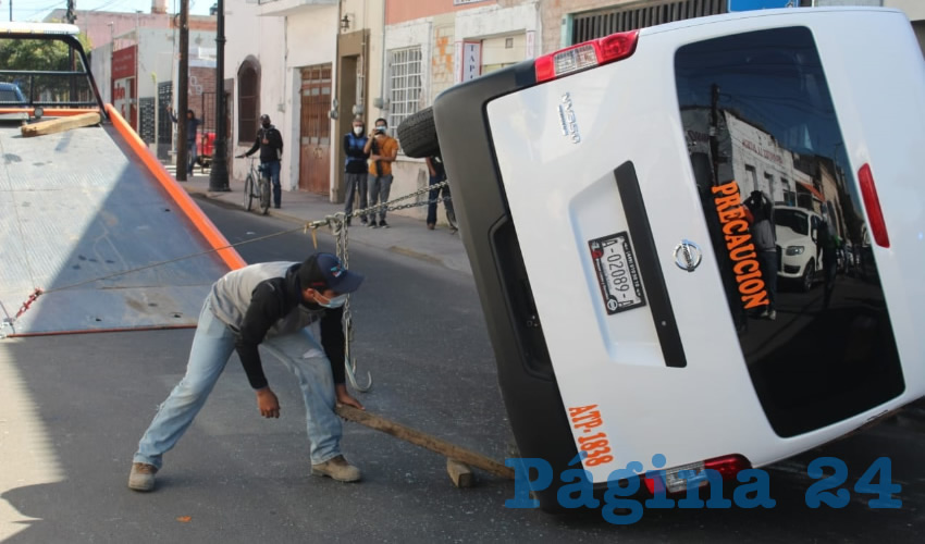 La vagoneta Nissan, al momento de ser colocando sobre sus ruedas
