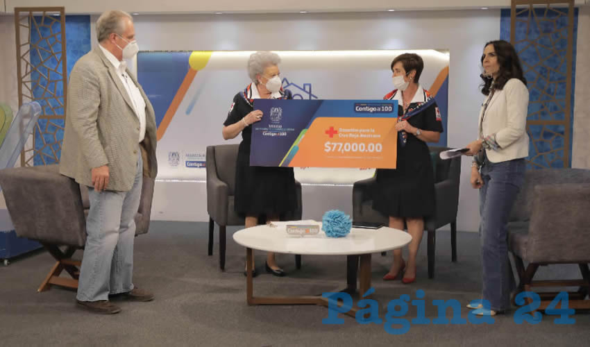 Yolanda Ramírez de Orozco recibió un cheque simbólico por un monto de 77 mil pesos, que fue donado por todos los colaboradores de la Secretaría de Desarrollo Social