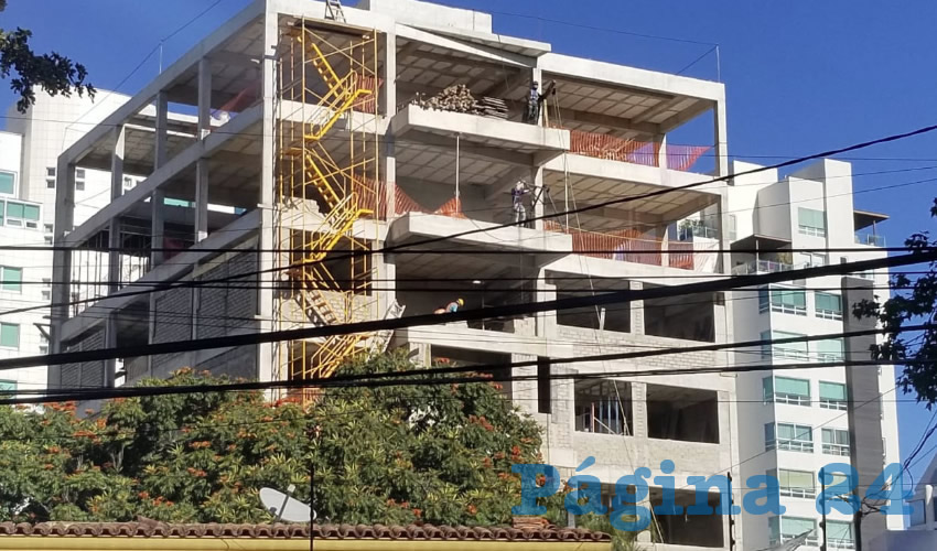 Alejandro Cárdenas, abogado de los vecinos del Country, afectados por la torre de departamentos que se construye en su colonia, remarcó que: “Guadalajara tiene que clausurar el viernes so pena de ser arrestado el presidente, los regidores y el director de Inspección y Vigilancia”, esto tras un acuerdo emitido por la segunda sala del Tribunal de Justicia Administrativa de Jalisco, que da in plazo de 24 horas para parar “toda obra” que se realiza en el lugar/Fotos: Archivo Página 24