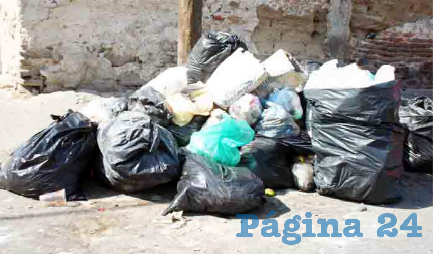 Aunque pasa el camión de la basura, muchos de los vecinos y comerciantes tienen la mala costumbre de poner sus desechos a que les dé el sol y generen un foco rojo en el cruce de las calles Obregón e Independencia, en pleno centro de Tonalá/Foto: Francisco Tapia