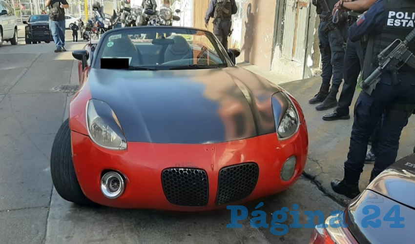 El automóvil Pontiac Solstice, con las placas falsificadas