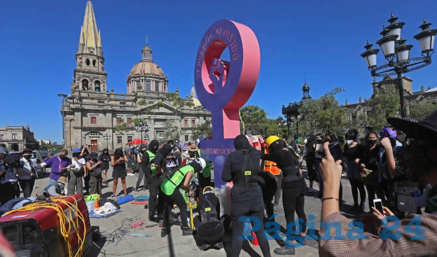 Instalación de Antimonumenta en Plaza de Armas. “El gobierno de Jalisco tiene que reconocer que la violencia contra las mujeres está rebasada, que el centro de justicia no puede brindar una atención digna y adecuada (…) que el Semefo está rebasado, que tienen bolsas sin abrir cuando encuentran una nueva fosa/Foto: Cuartoscuro
