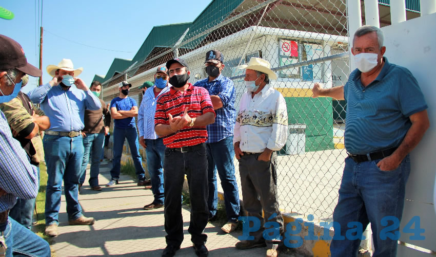 Productores de leche estuvieron en las oficinas de Liconsa para exigir el pago de cuatro semanas que les adeudan de producto (Foto: Juan Fernando Reyes Ortega)