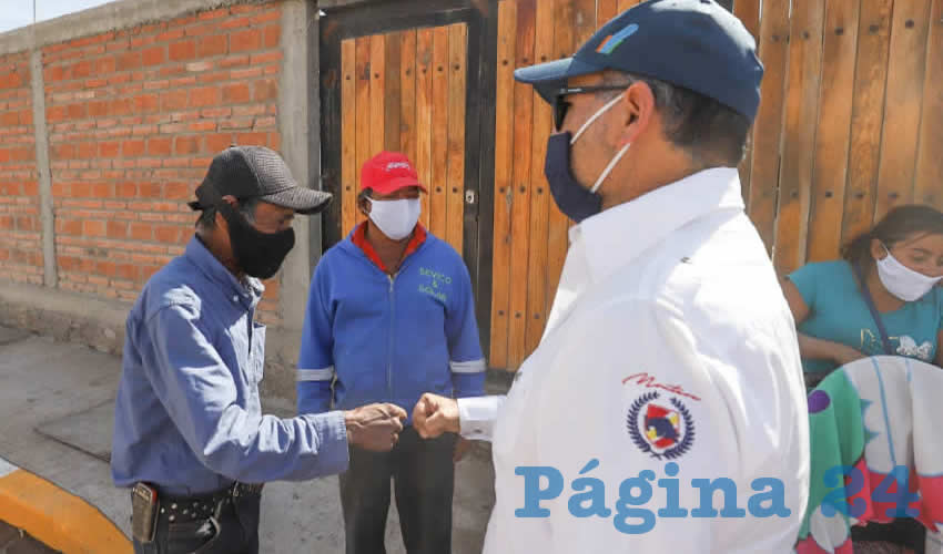 El mandatario visitó en esta ocasión El Llano para entregar calles con banquetas y guarniciones nuevas, así como con red de agua potable y alcantarillado.