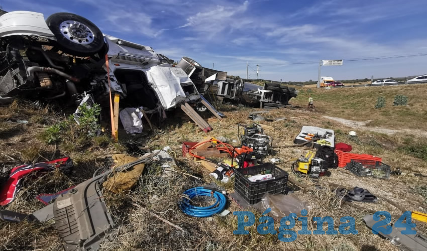 El trailero intentó subir al puente que conduce a la carretera libre a León, pero su pesada unidad terminó volcada en el terraplén