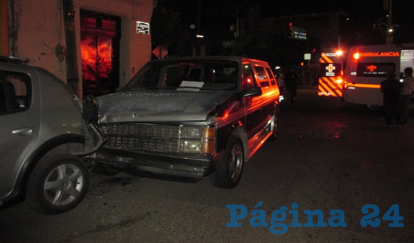 La responsable del percance conducía esta camioneta Dodge Caravan gris, modelo 1992, con placas de Estados Unidos